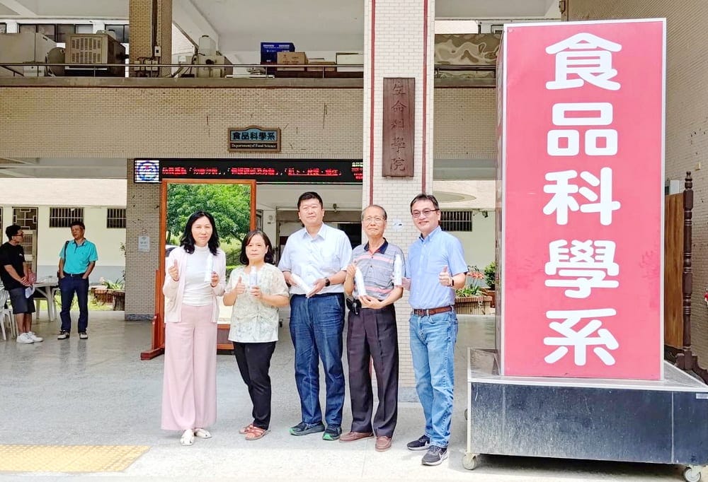 嘉大食科系邱婉琪同學開發苦茶油產品登上2025新加坡FHA國際舞台