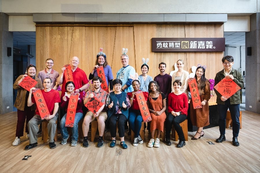 新年歡慶送祝福 外籍英師與嘉縣翁章梁雙語歡頌新年