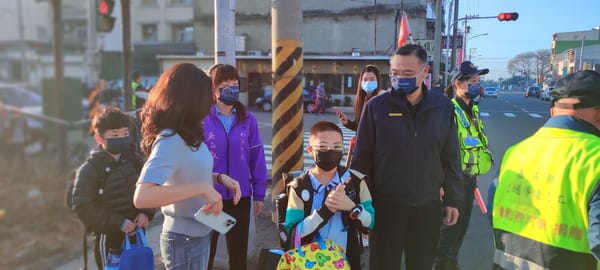 開學日 嘉縣朴子市長、朴子分局齊護童反詐 交安併宣導共創祥和安全廊