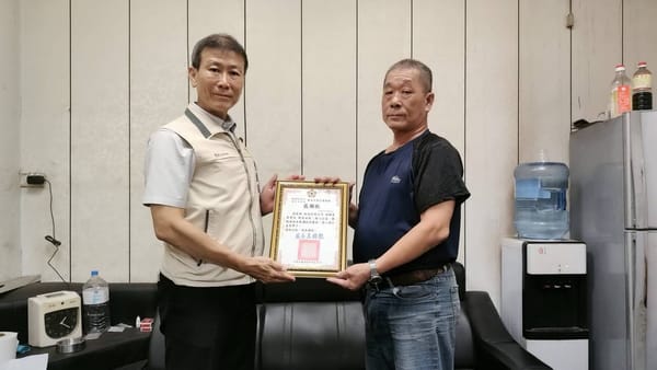 身為榮民、心繫遺孤─施賜東董事長愛心捐助臺南市榮服處以自身經歷溫暖自強學子