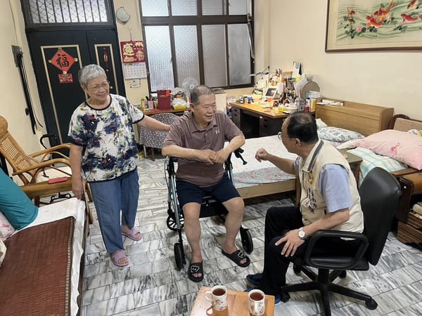 榮民郭燕潁獲頒保衛臺灣紀念章 迎來榮耀