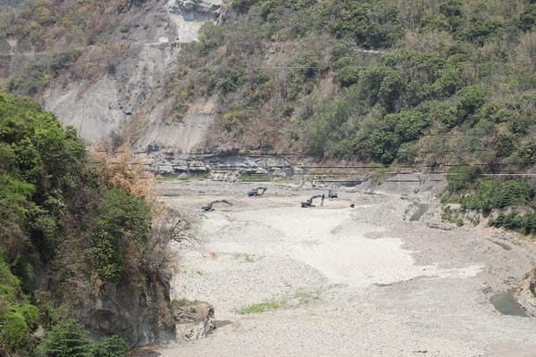 嘉義縣長翁章梁親赴大埔慰問五四工兵群 感謝國軍用不同形式守護國人