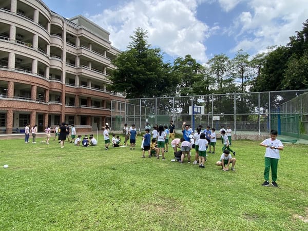 今天很特別 有太陽沒有影子很特別 嘉義市蘭潭國小帶孩子看見夏至 立竿不見影