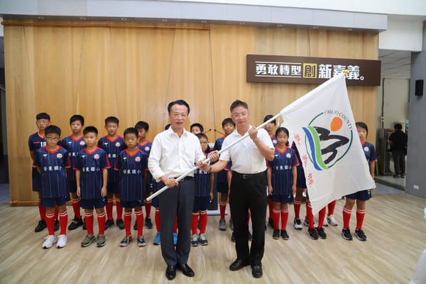 嘉義縣安東國小足球隊獲新南向補助出國交流 翁章梁縣長授旗