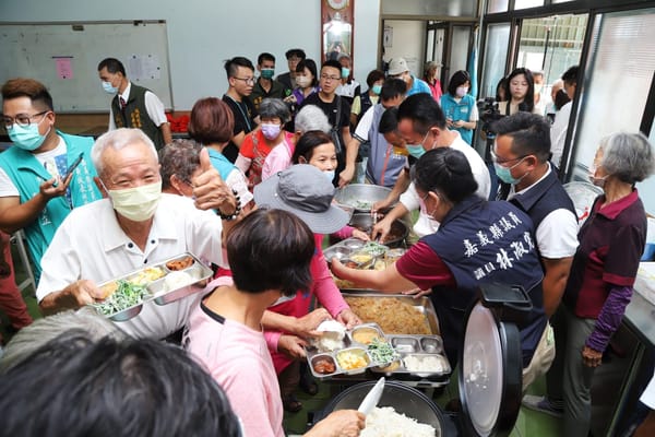 嘉義縣民雄鄉鎮北社區老人食堂揭牌 長輩吃飯笑容洋溢
