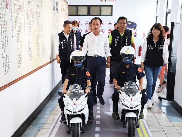 暑假青春專案 嘉義縣警局舉辦小小警察體驗營活動 學童穿上迷你制服帥氣登場