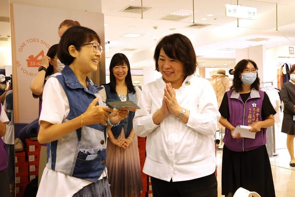 女力閃耀 活力Chia！社企快閃店業績強強滾 嘉義市長黃敏惠為業者加油打氣