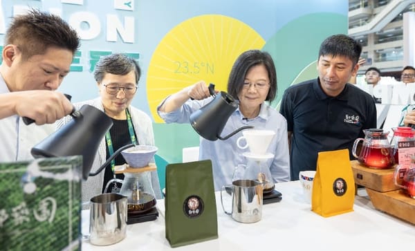 蔡英文總統現身美食展並親自沖泡台灣特有種索恩娜咖啡大讚阿里山咖啡是精品