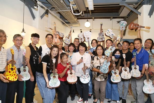 全嘉樂起來系列活動嘉義市長黃敏惠手作烏克麗麗與勇壯學員一同樂起來
