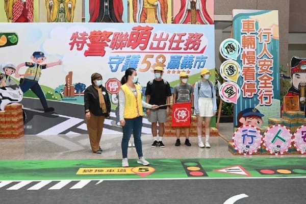 寒冬送暖，嘉義市家長協會致贈泡麵慰勞警察局執勤護童勤務同仁