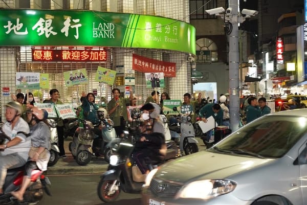 民進黨國務青抵嘉！年輕世代同框王美惠掃街