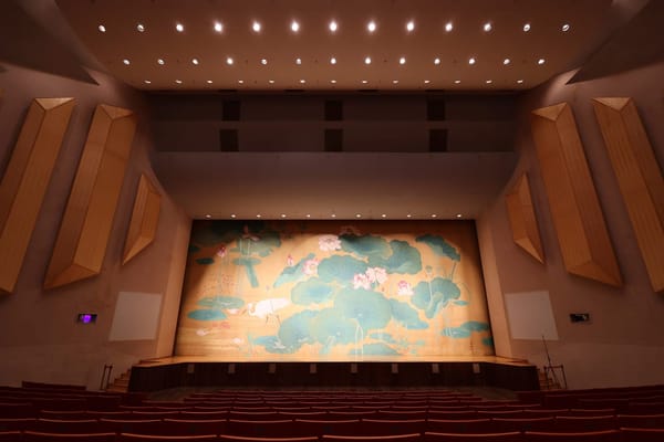 以林玉山國寶畫作為藍本 日本職人團隊養護音樂廳「鎮廳之寶」珍貴緞帳再現風華