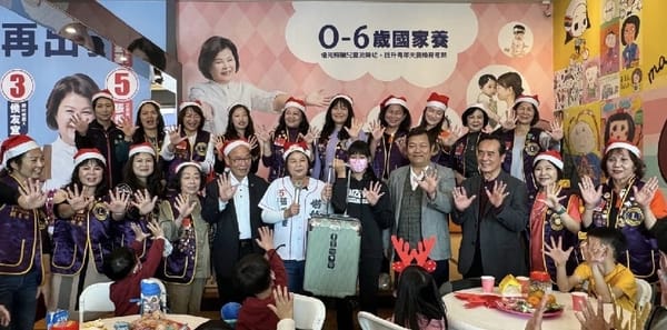 嘉義市立委候選人張秀華化身聖誕老人 聖誕圓童夢 新年心願望
