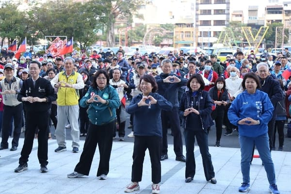 嘉義市113年元旦升旗典禮暨健行活動 市長黃敏惠率眾人升旗齊唱國歌