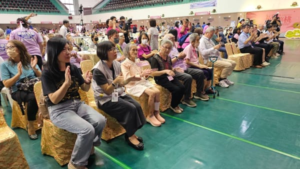 260位阿公阿嬤與260多位長照志工一同參與嘉義「福康嘉桃 壽比諸羅SHOW」活動