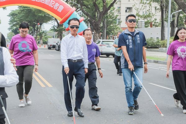 翁章梁體驗視障行走，宣傳國際身障者日踩街嘉年華