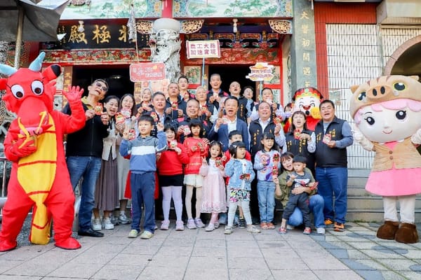 春節前嘉義縣長翁章梁赴偏遠地區送暖大埔鄉親、阿里山鄒族朋友收龍年小紅包