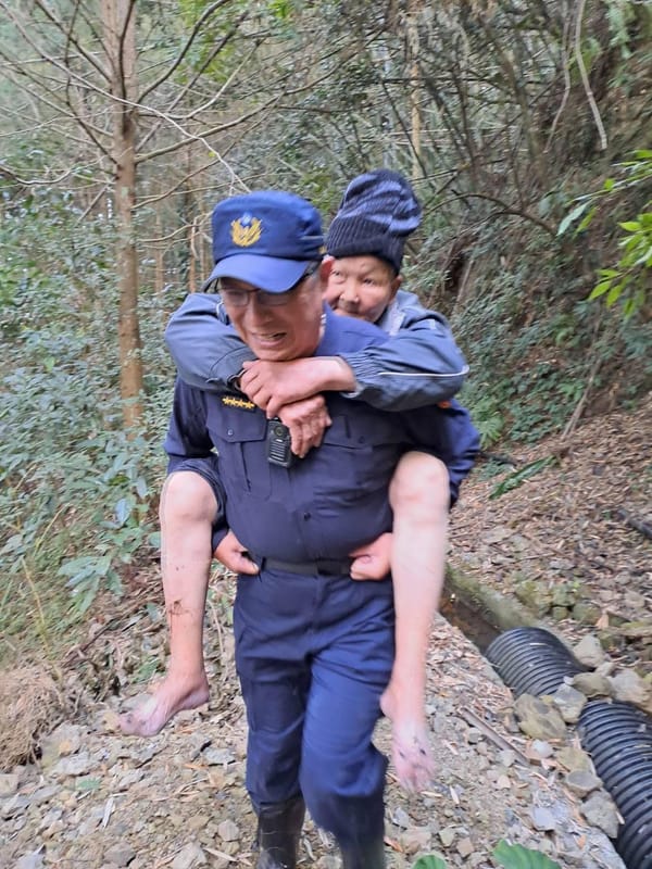 嘉義縣竹崎分局員警山區搜救老人 全家團圓樂開懷