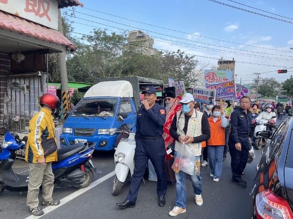 喜氣洋洋財神爺領隊 嘉縣朴子警局加強宣導防竊、防搶、防詐及交通安全