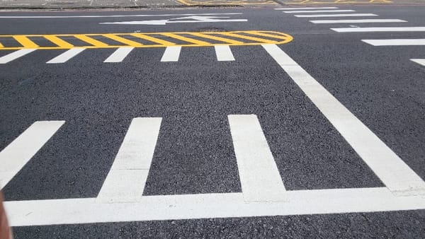 為提升行人及學生安全 以視覺感受達成車輛降速 嘉義市政府劃設「楔型標線」