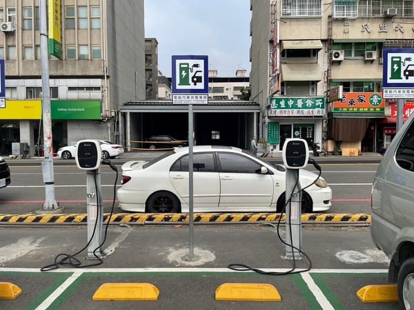 電動汽車充電樁及專用停車位已立法，籲民眾配合使用
