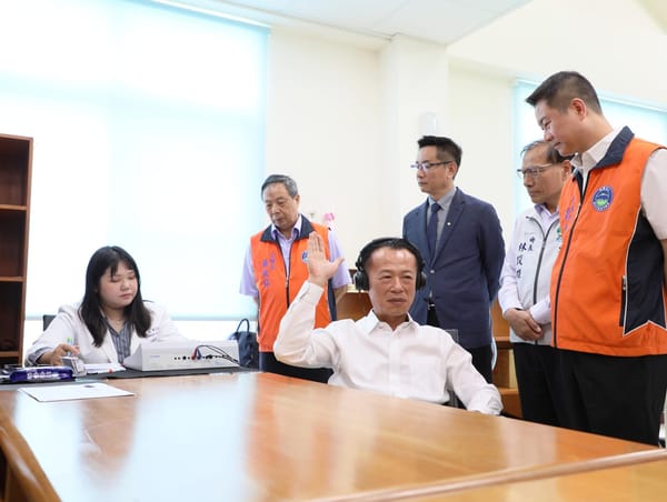 新北市嘉義同鄉會偕元健大和公司 捐2000台助聽器 助長者重獲聽力