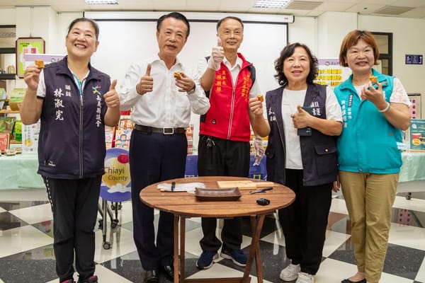 翁章梁烘培土鳳梨酥 力挺嘉縣身障秋節禮盒