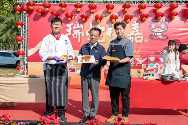 嘉義縣年貨市集創意料理迎新春 鄉親大排長龍領紅包