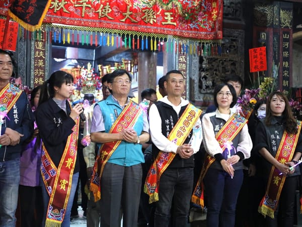 鹿草圓山宮放火馬消厄運，擲炮台拿獎品，吸引民眾共襄盛舉
