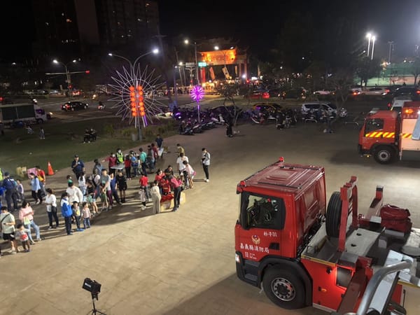 雲梯車開到朴子夜市旁，嘉義縣消防快閃宣導親子搶體驗
